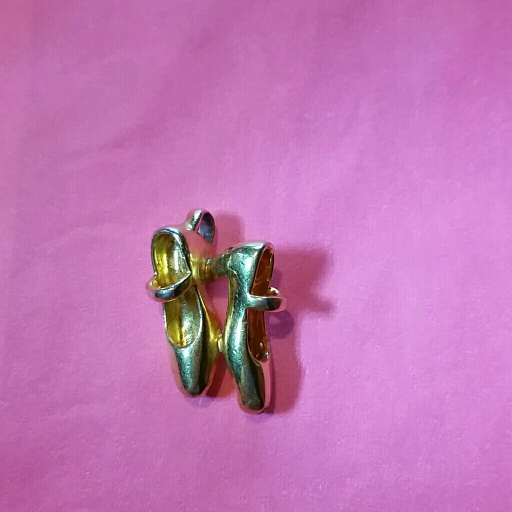 PENDANT DANCE SHOES